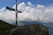 58 Alla crocetta di vetta del Pizzo Scala (2427 m) con vista ad ovest 